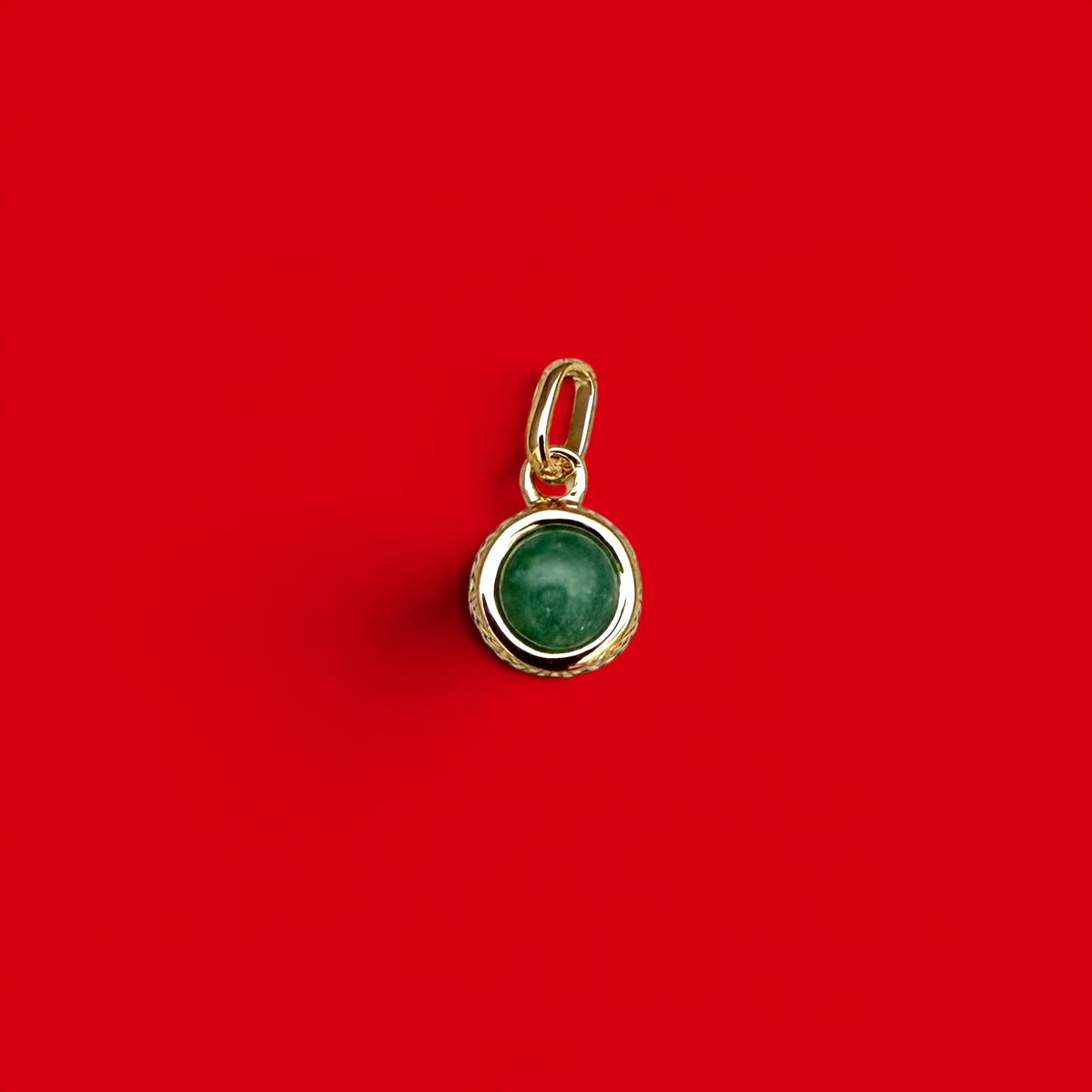 ANNA VON BERGMANN runder Anhänger Green Dot mit grünem Aventurin in goldplattiertem Messing, 8 mm Durchmesser