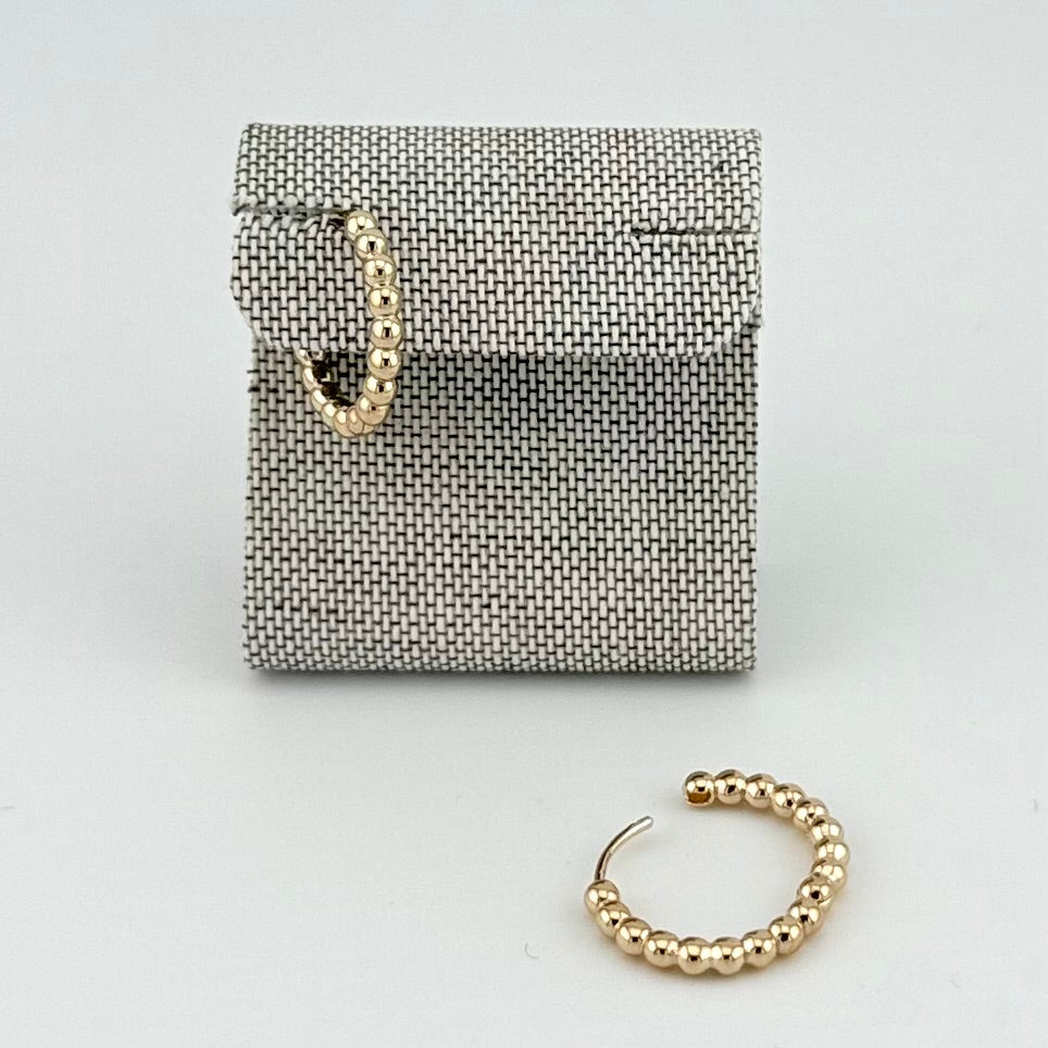 ANNA VON BERGMANN Creolen LITTLE DOT aus goldplattiertem Messing, Kugelcreolen am Aufsteller und liegend