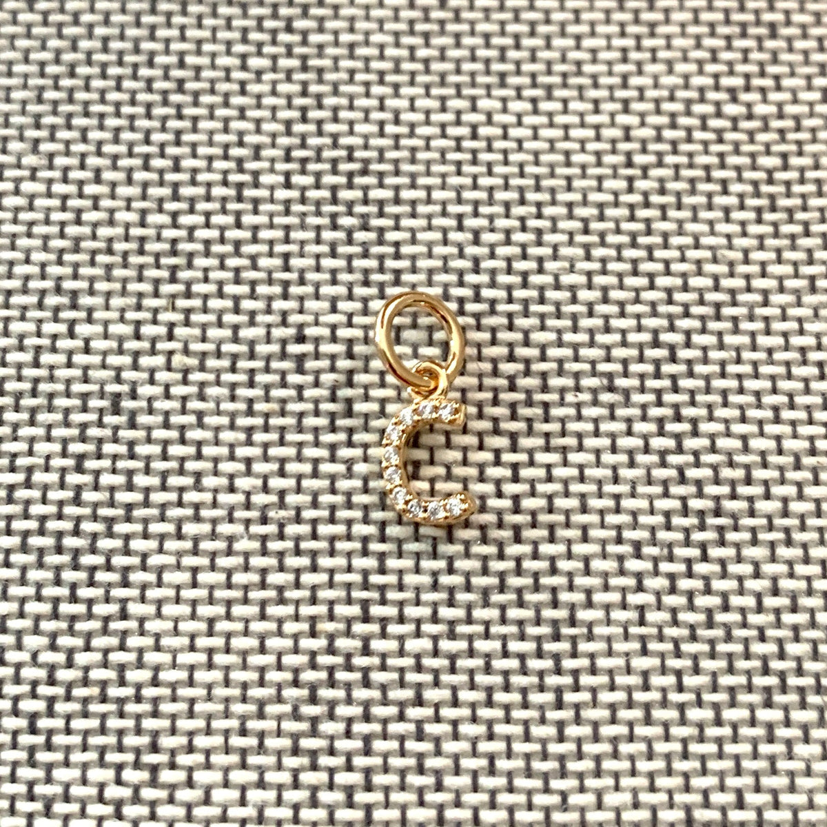 ANNA VON BERGMANN Buchstabenanhänger PETITE LETTRE aus 18 kt goldplattiertem Messing, Buchstabe C mit Zirkonia