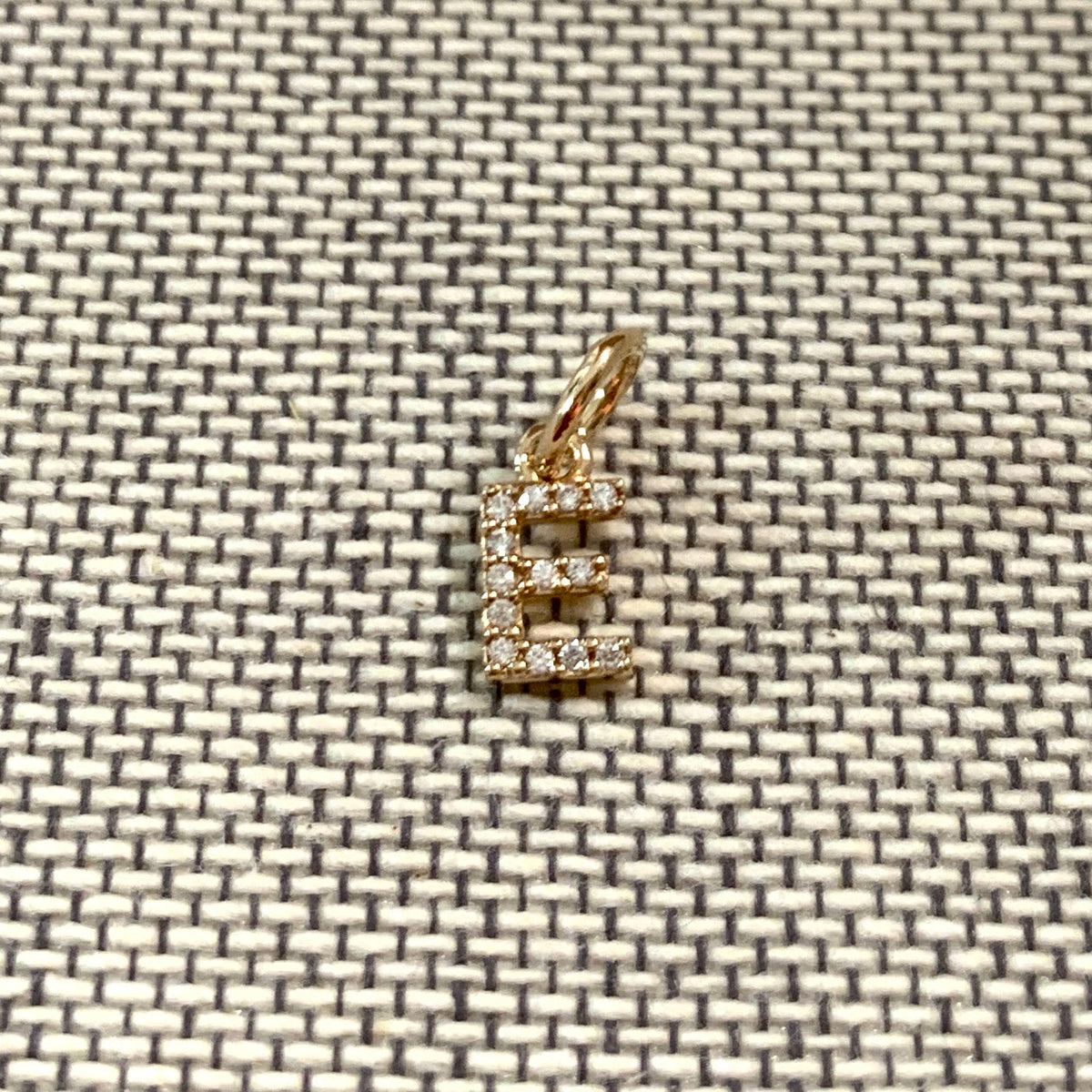 ANNA VON BERGMANN Buchstabenanhänger PETITE LETTRE aus 18 kt goldplattiertem Messing mit Zirkonia, Buchstabe E