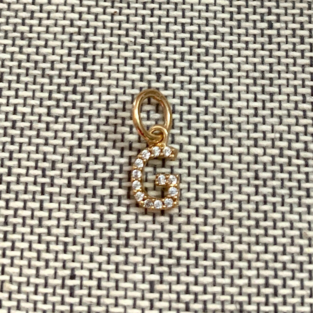 ANNA VON BERGMANN Buchstabenanhänger PETITE LETTRE aus 18 kt goldplattiertem Messing, Buchstabe G mit Zirkonia