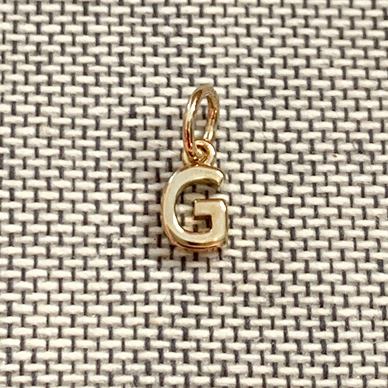 ANNA VON BERGMANN Buchstabenanhänger PETITE LETTRE aus 18 kt goldplattiertem Messing, Buchstabe G auf Stoff