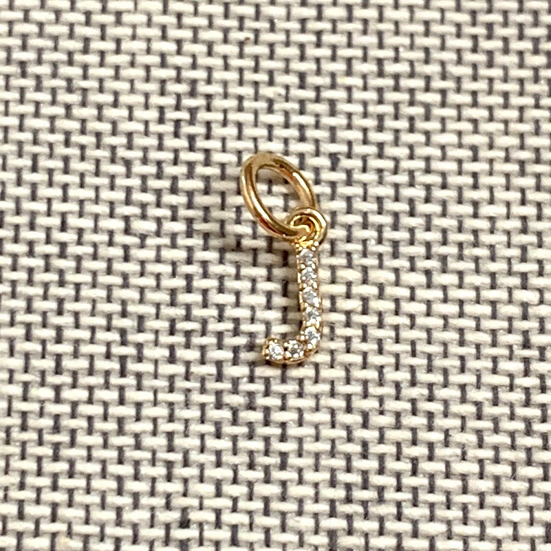 ANNA VON BERGMANN Buchstabenanhänger PETITE LETTRE aus 18 kt goldplattiertem Messing, Buchstabe J mit Zirkonia