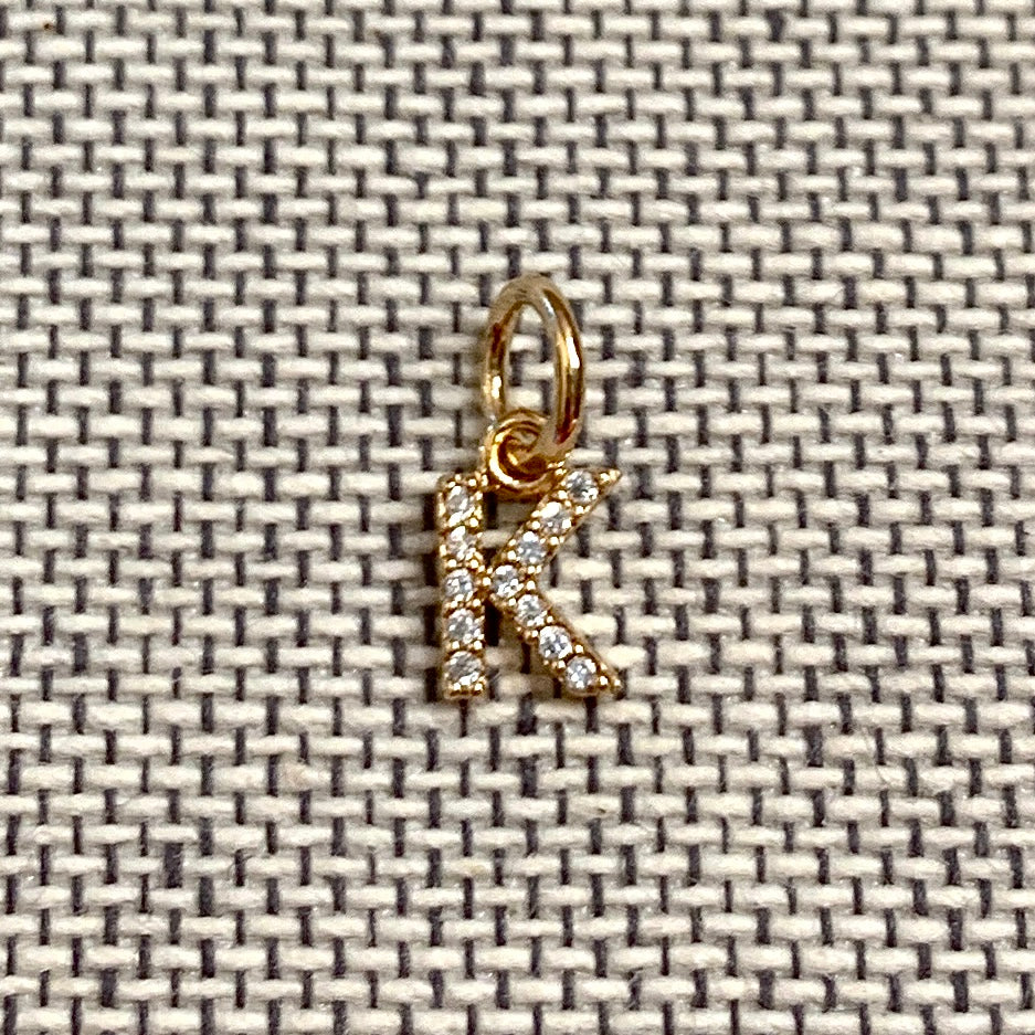 ANNA VON BERGMANN Buchstabenanhänger PETITE LETTRE aus 18 kt goldplattiertem Messing mit Zirkonia, Buchstabe K