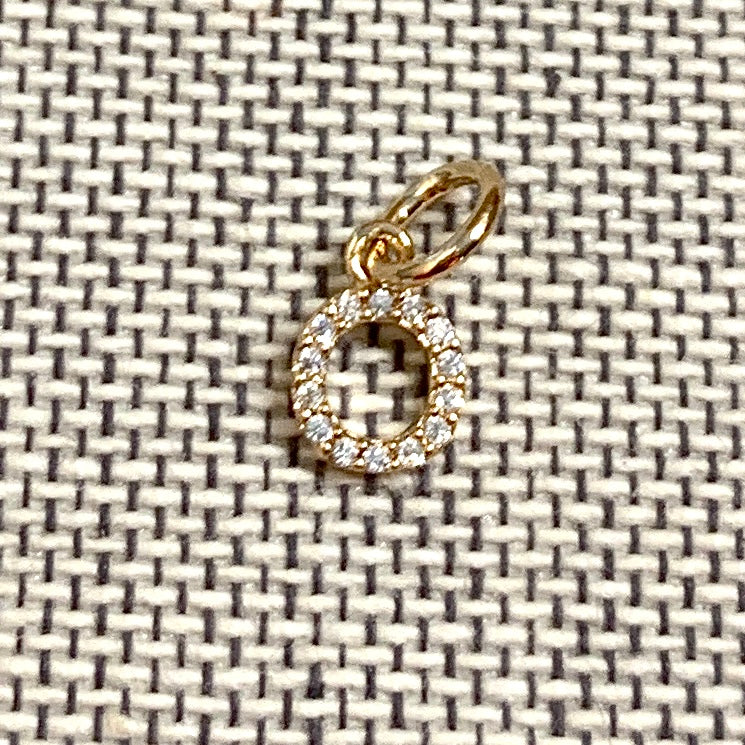 ANNA VON BERGMANN Buchstabenanhänger PETITE LETTRE aus 18 kt goldplattiertem Messing, Buchstabe O mit Zirkonia