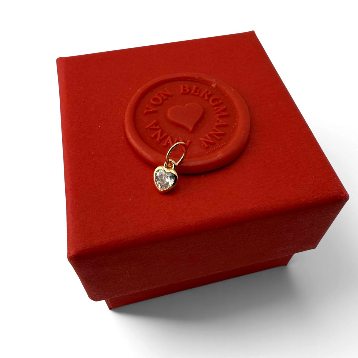 ANNA VON BERGMANN herzförmiger Anhänger aus 18 kt goldplattiertem Messing mit facettiertem Zirkonia auf roter Box