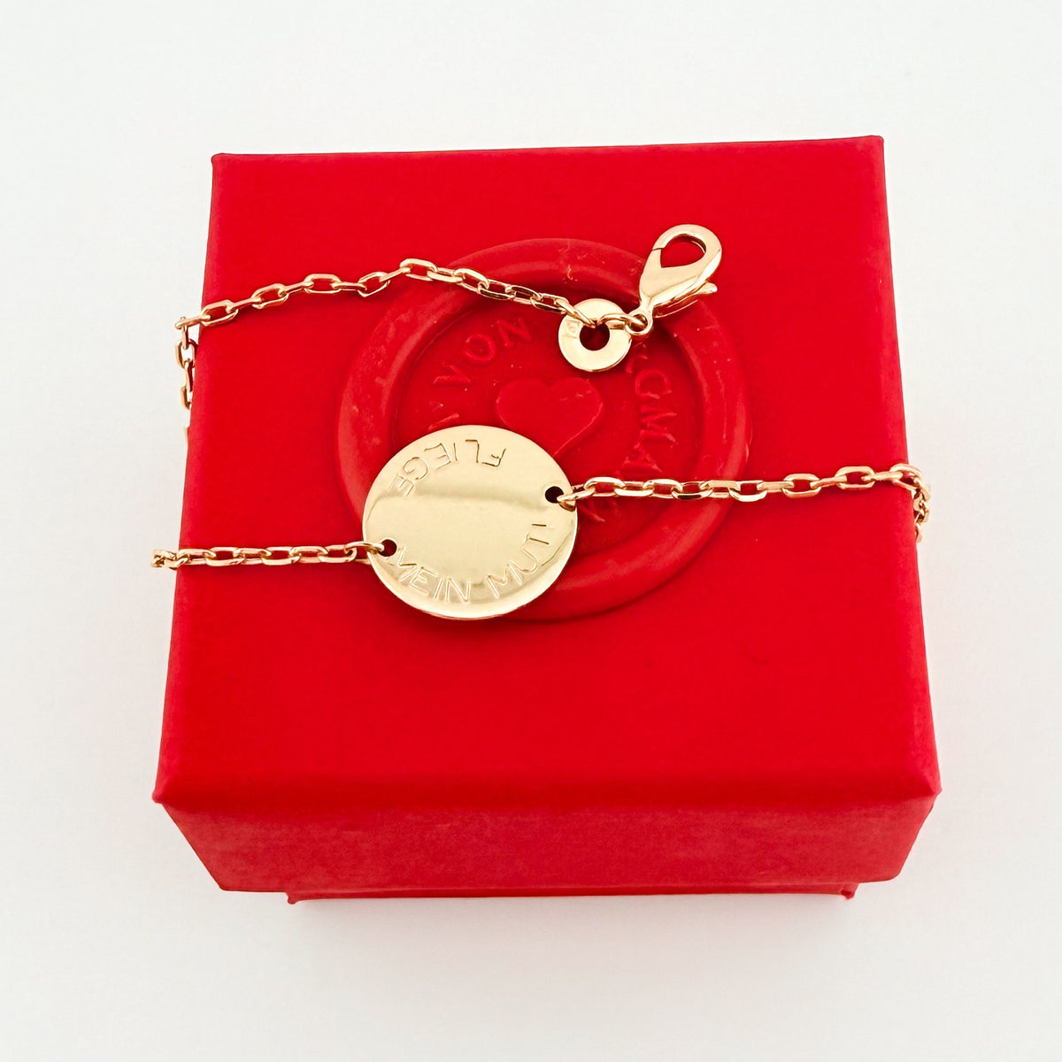 Armband Daisy mit goldenem Anhänger mit Gravur von Anna von Bergmann