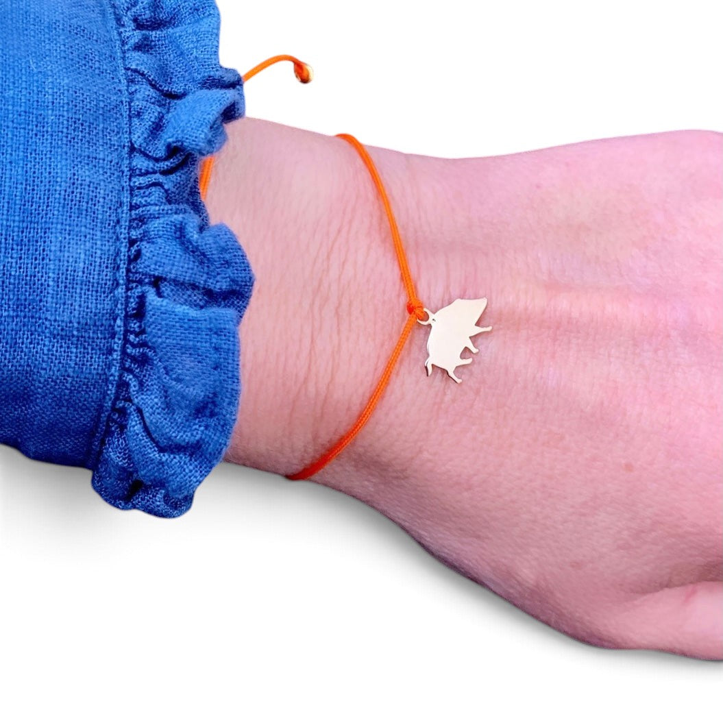 ANNA VON BERGMANN Armband Kleines Glück mit goldenem Wildschwein-Anhänger an einer leuchtend orangen Nylonkordel