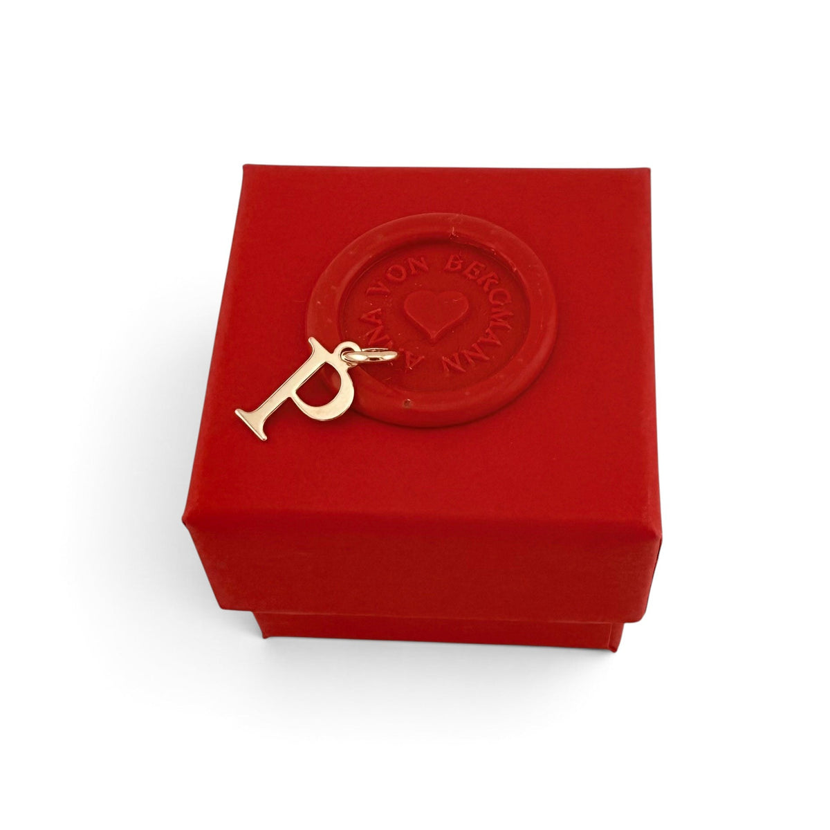 ANNA VON BERGMANN goldplattierter Buchstaben-Anhänger P aus Messing auf einer roten Geschenkbox