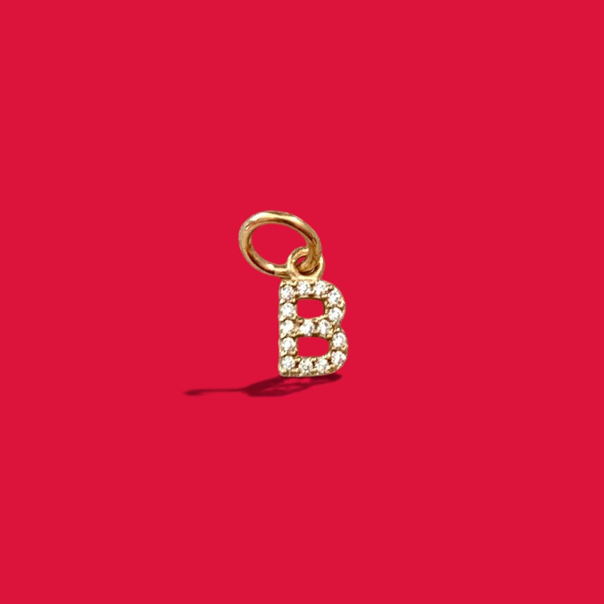 ANNA VON BERGMANN Buchstabenanhänger Petite Lettre B aus goldplattiertem Messing mit funkelnden Zirkonia-Steinen