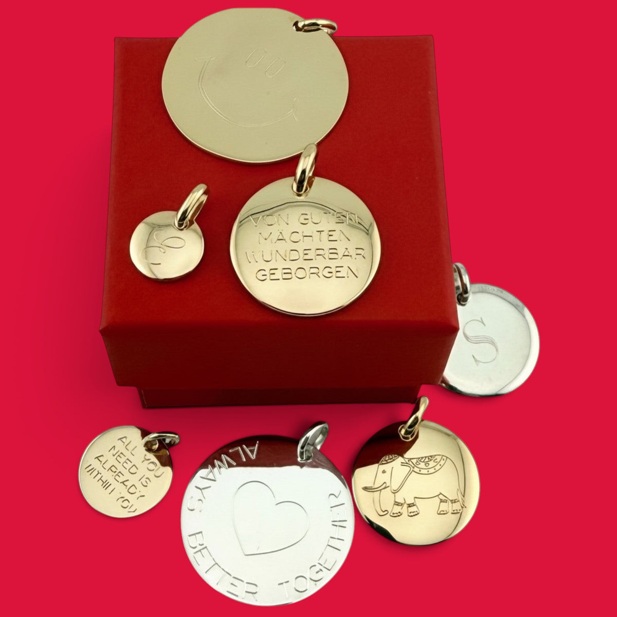 ANNA VON BERGMANN Coin Anhänger in verschiedenen Größen aus Sterlingsilber und goldplattiertem Messing mit Gravuren