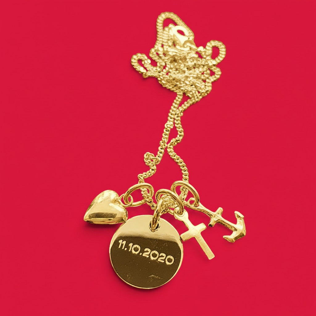 ANNA VON BERGMANN Kette aus vergoldetem Sterlingsilber mit Herz, Kreuz, Anker und gravierter runder Plakette