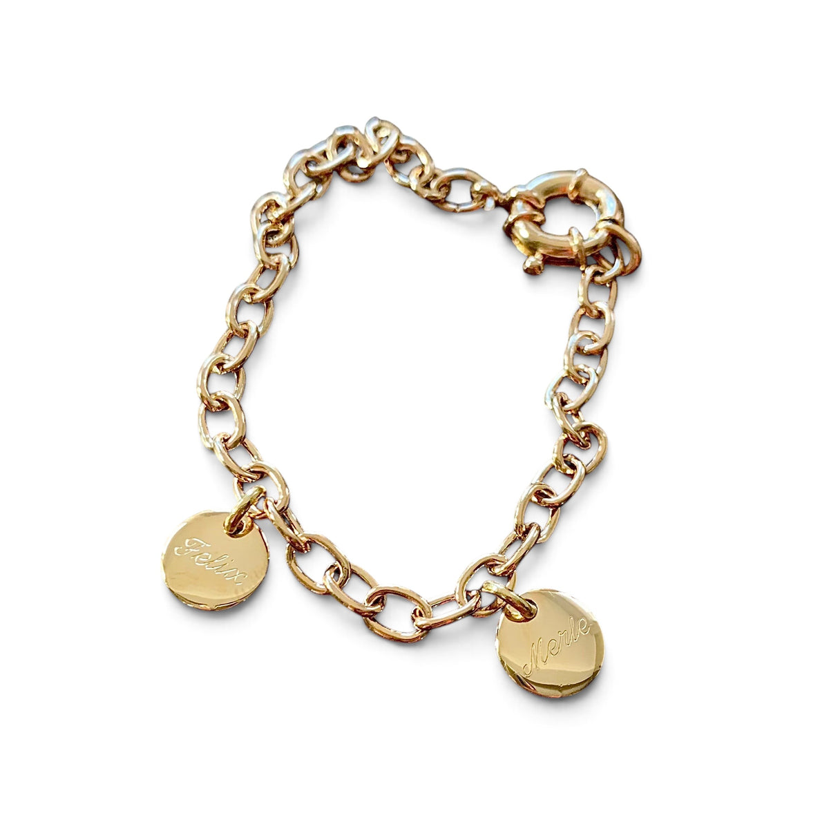 ANNA VON BERGMANN Armband aus goldplattiertem Messing mit ovalen Gliedern und zwei gravierten runden Anhängern