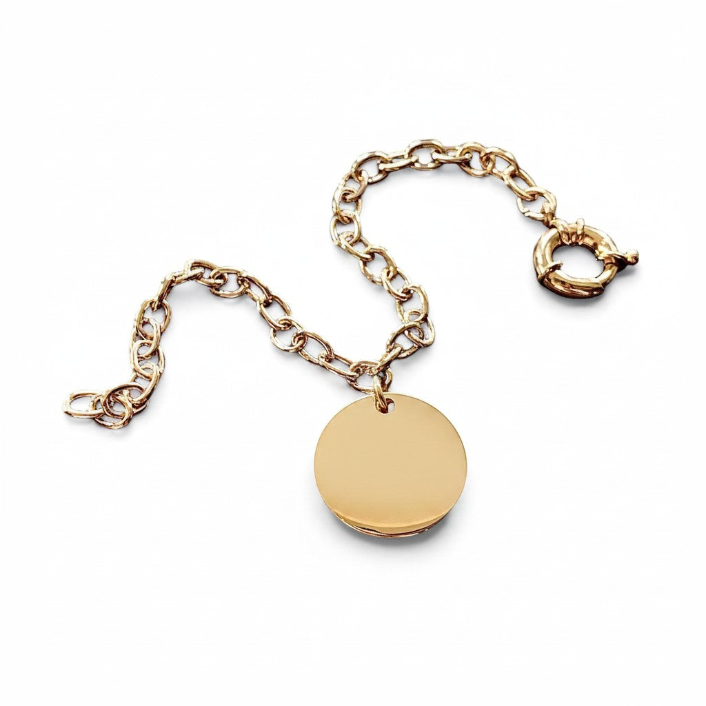 ANNA VON BERGMANN Armband mit Gravur aus goldplattiertem Messing mit ovalen Gliedern und rundem Anhänger