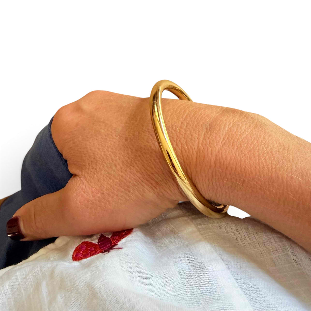 ANNA VON BERGMANN Armreif Simple Bangle aus 14 kt goldplattiertem Edelstahl an einem Handgelenk
