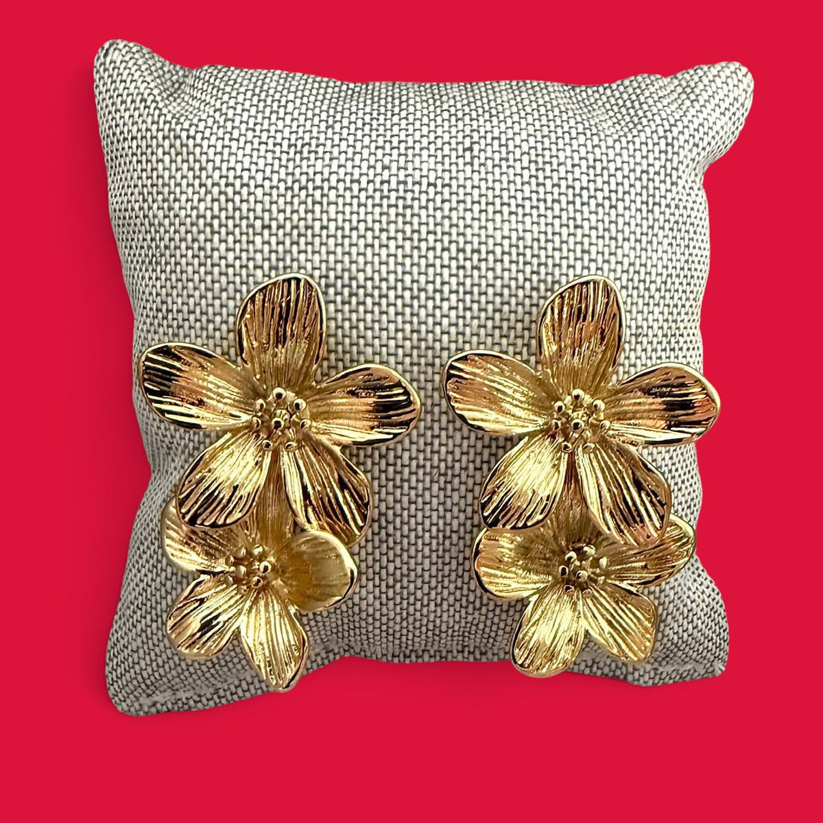 ANNA VON BERGMANN Ohrringe Flower in Gold mit zwei übereinanderliegenden Blüten aus goldbeschichtetem Stahl