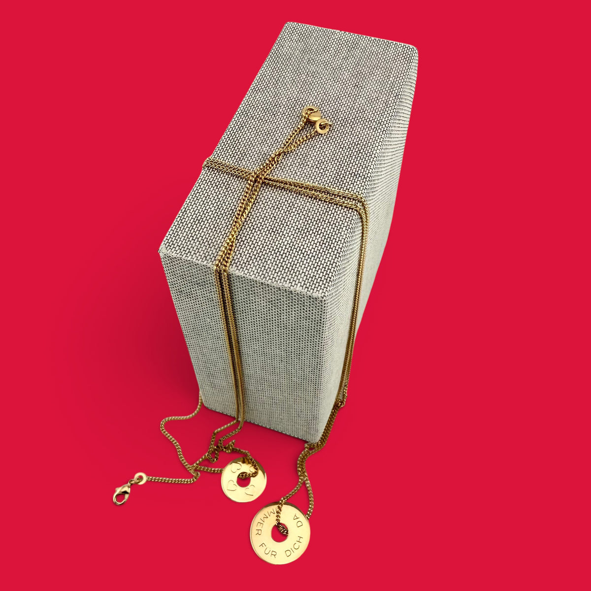 ANNA VON BERGMANN goldene Donut-Halskette mit individueller Gravur auf einer strukturierten Geschenkbox