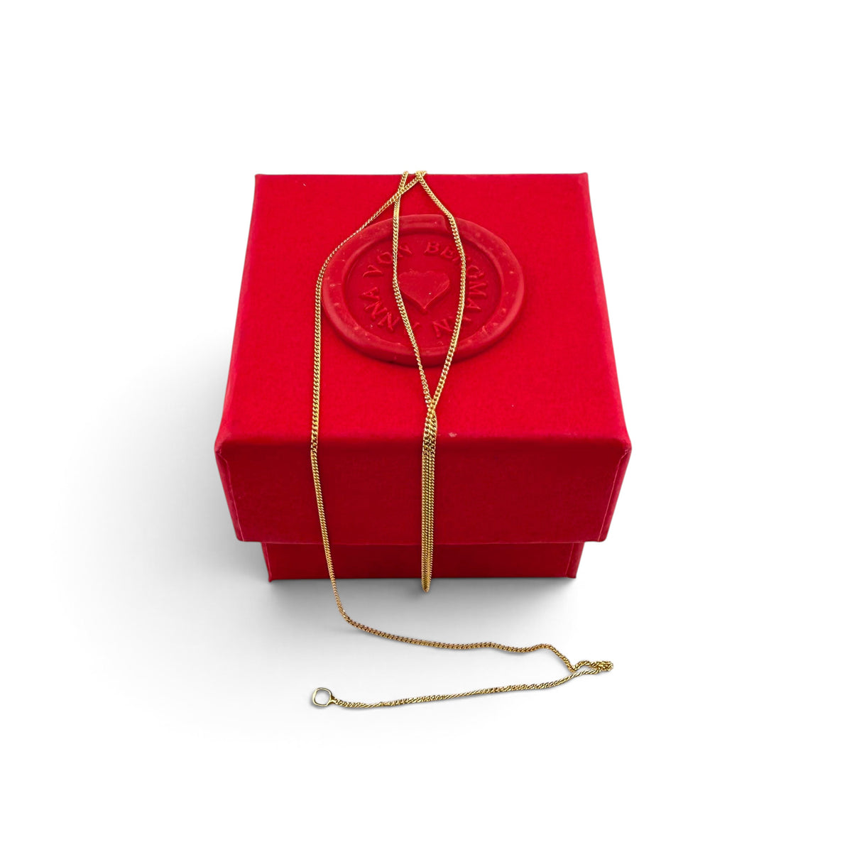 ANNA VON BERGMANN 9 Karat Goldkette Fino, sehr filigrane 375er Goldhalskette auf einer roten Geschenkbox