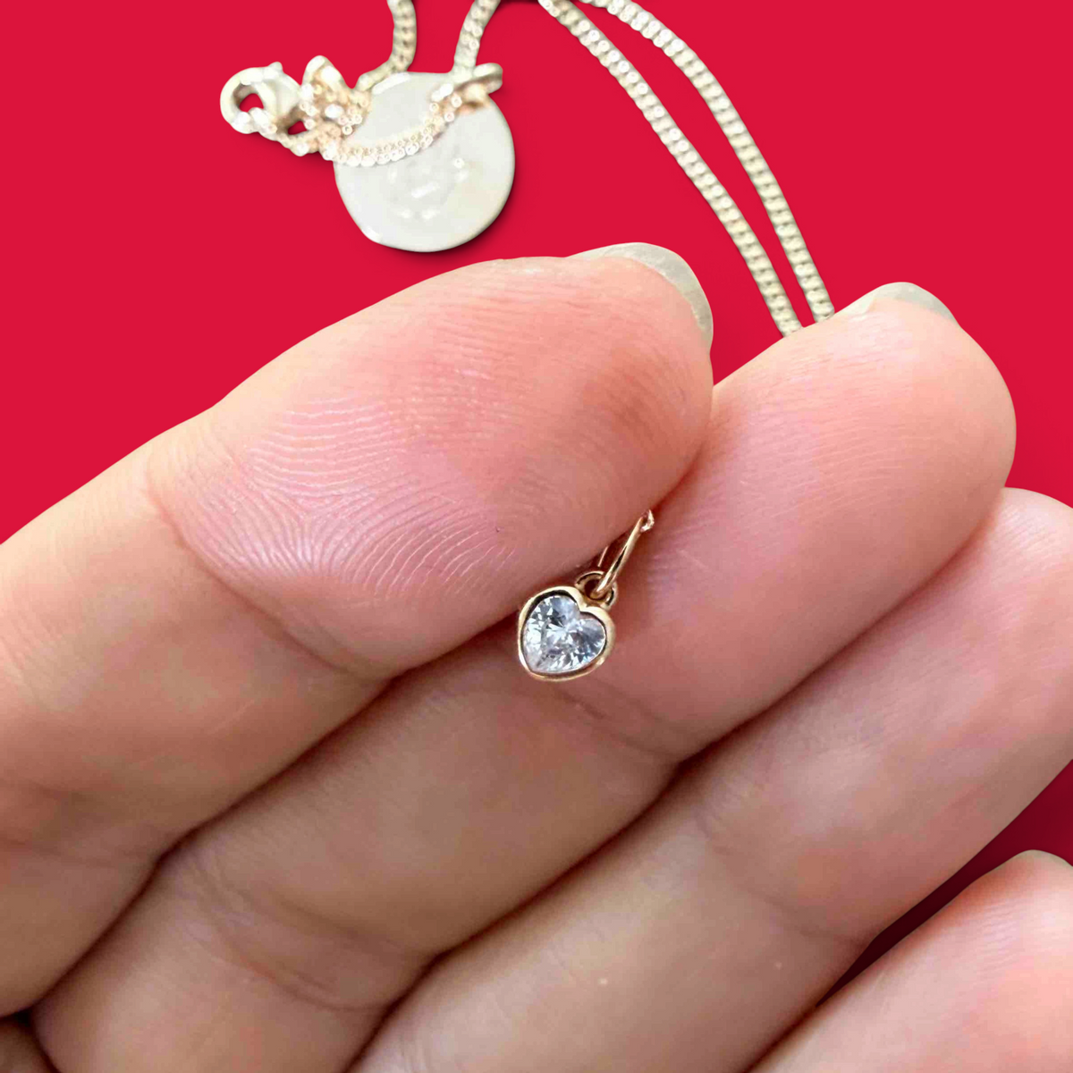 ANNA VON BERGMANN Little Sparkling Heart Anhänger aus 18 kt goldplattiertem Messing mit facettiertem Zirkonia