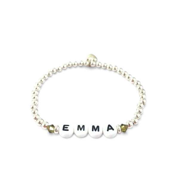 ANNA VON BERGMANN PUSCHEL Armband aus Sterlingsilber mit weißen Buchstabenperlen, Swarovski-Kristallen und Herzanhänger
