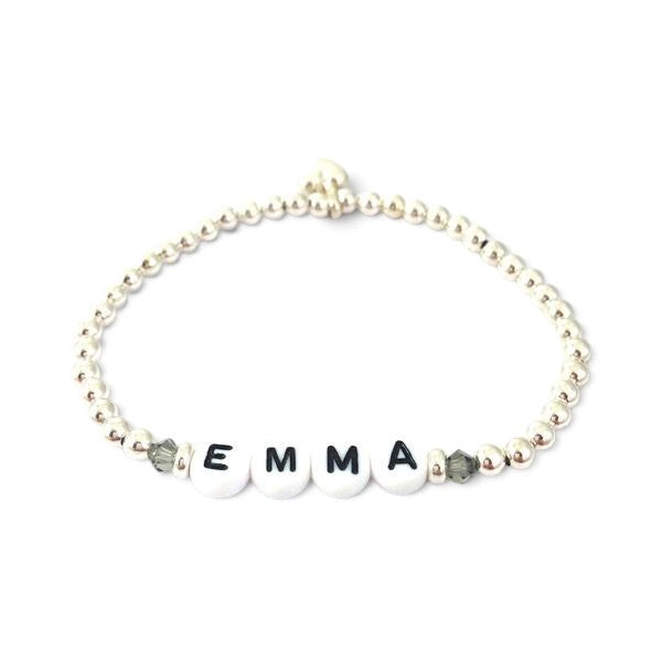 ANNA VON BERGMANN PUSCHEL Armband aus Sterlingsilber mit weißen Buchstabenperlen EMMA und funkelnden Swarovski-Kristallen