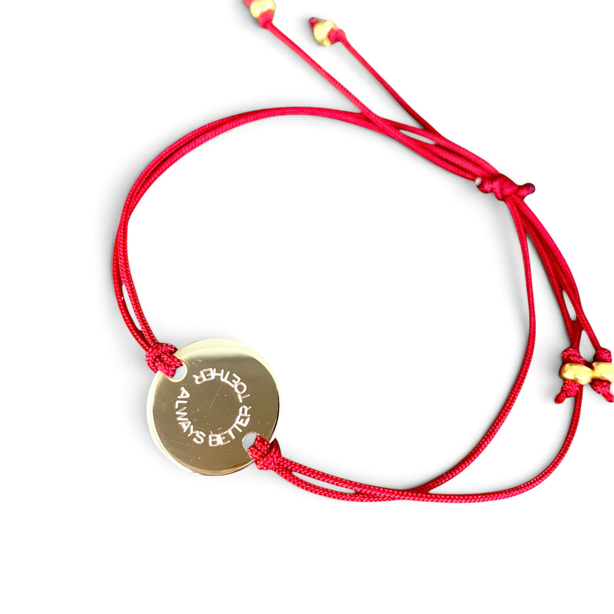 ANNA VON BERGMANN Armband mit roter Nylonkordel und runder, goldplattierter Plakette mit Gravur Always Better Together