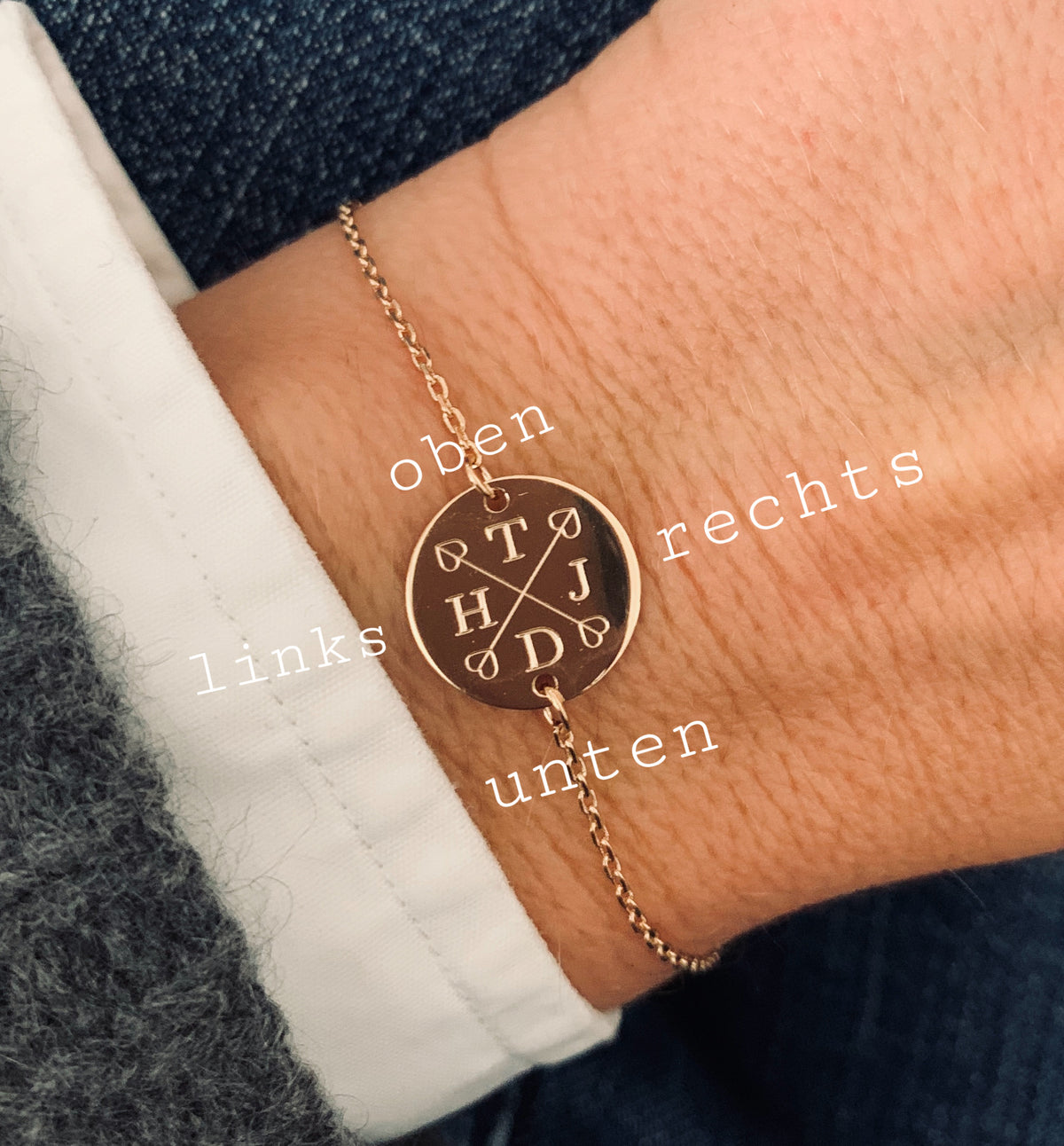 ANNA VON BERGMANN Armband DAISY mit Gravur aus goldplattiertem Messing, getragen