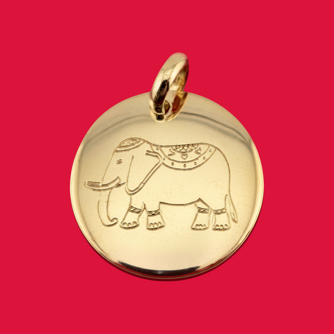 ANNA VON BERGMANN runder Coin Anhänger aus 18 kt goldplattiertem Messing mit filigraner Elefanten-Gravur