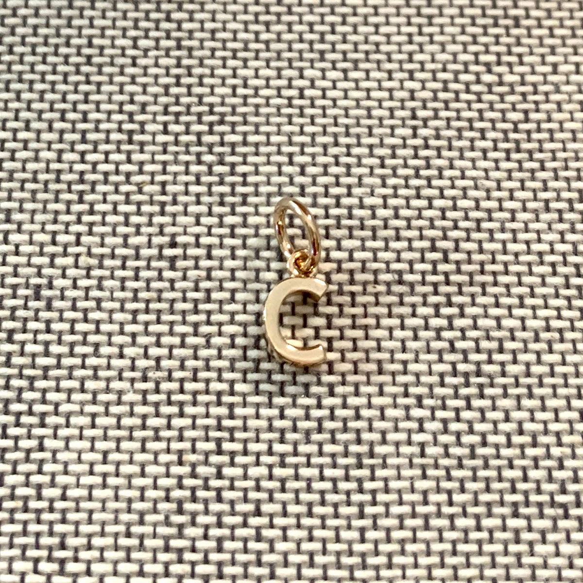 ANNA VON BERGMANN Buchstabenanhänger PETITE LETTRE aus 18 kt goldplattiertem Messing, Buchstabe C auf Stoff
