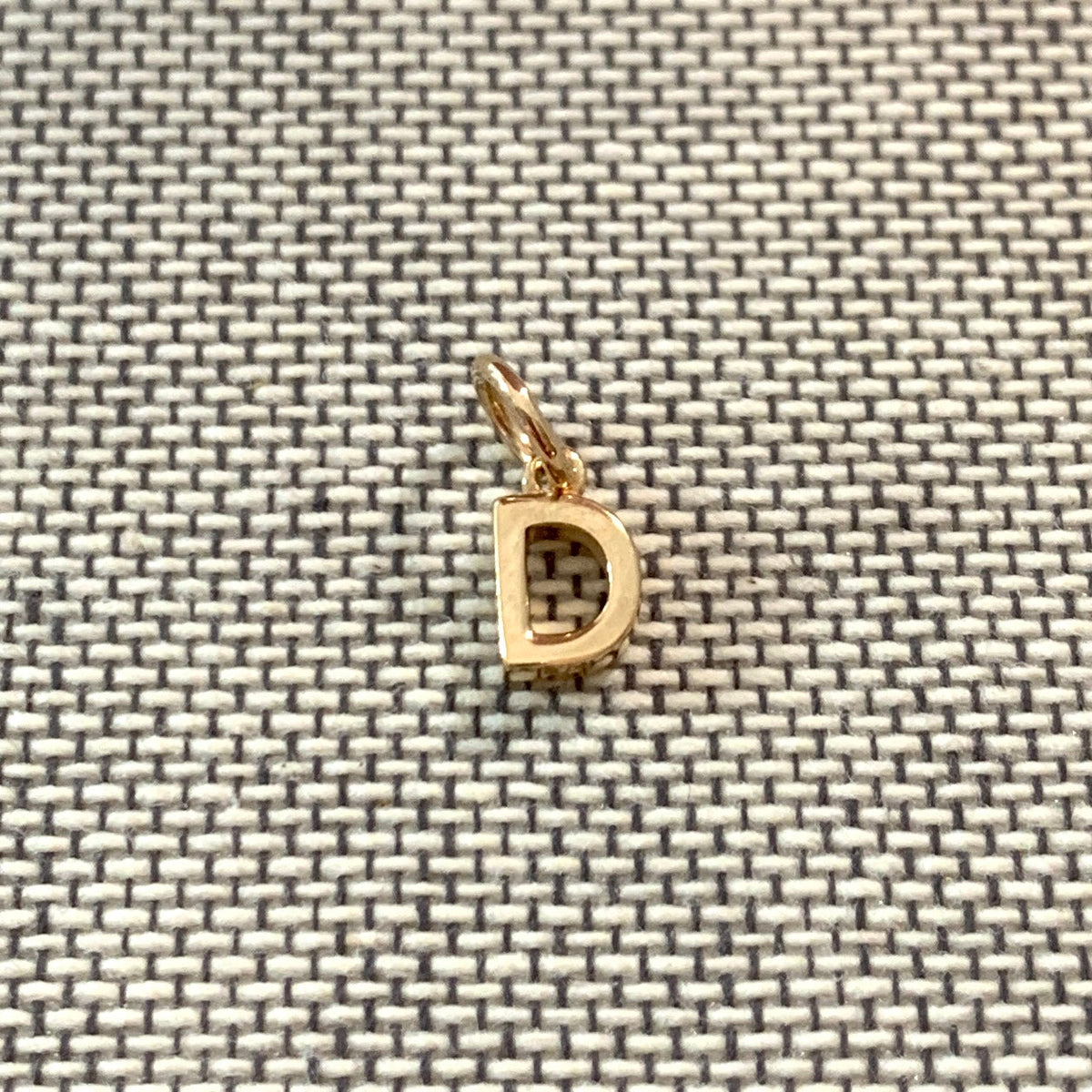 ANNA VON BERGMANN Buchstabenanhänger PETITE LETTRE aus 18 kt goldplattiertem Messing, Buchstabe D auf Stoff