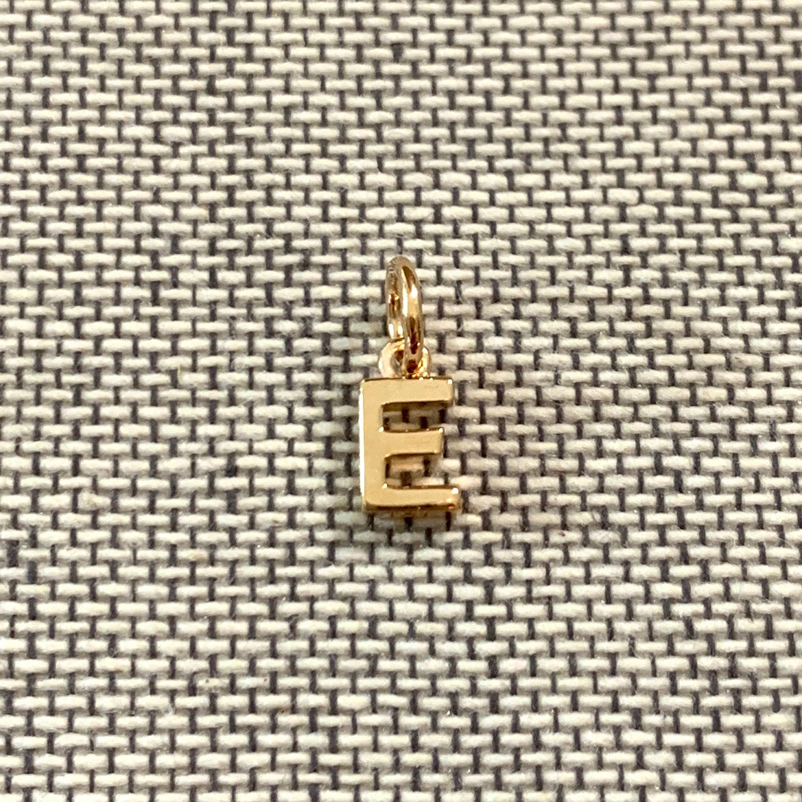 ANNA VON BERGMANN Buchstabenanhänger PETITE LETTRE aus 18 kt goldplattiertem Messing, Buchstabe E ohne Steine