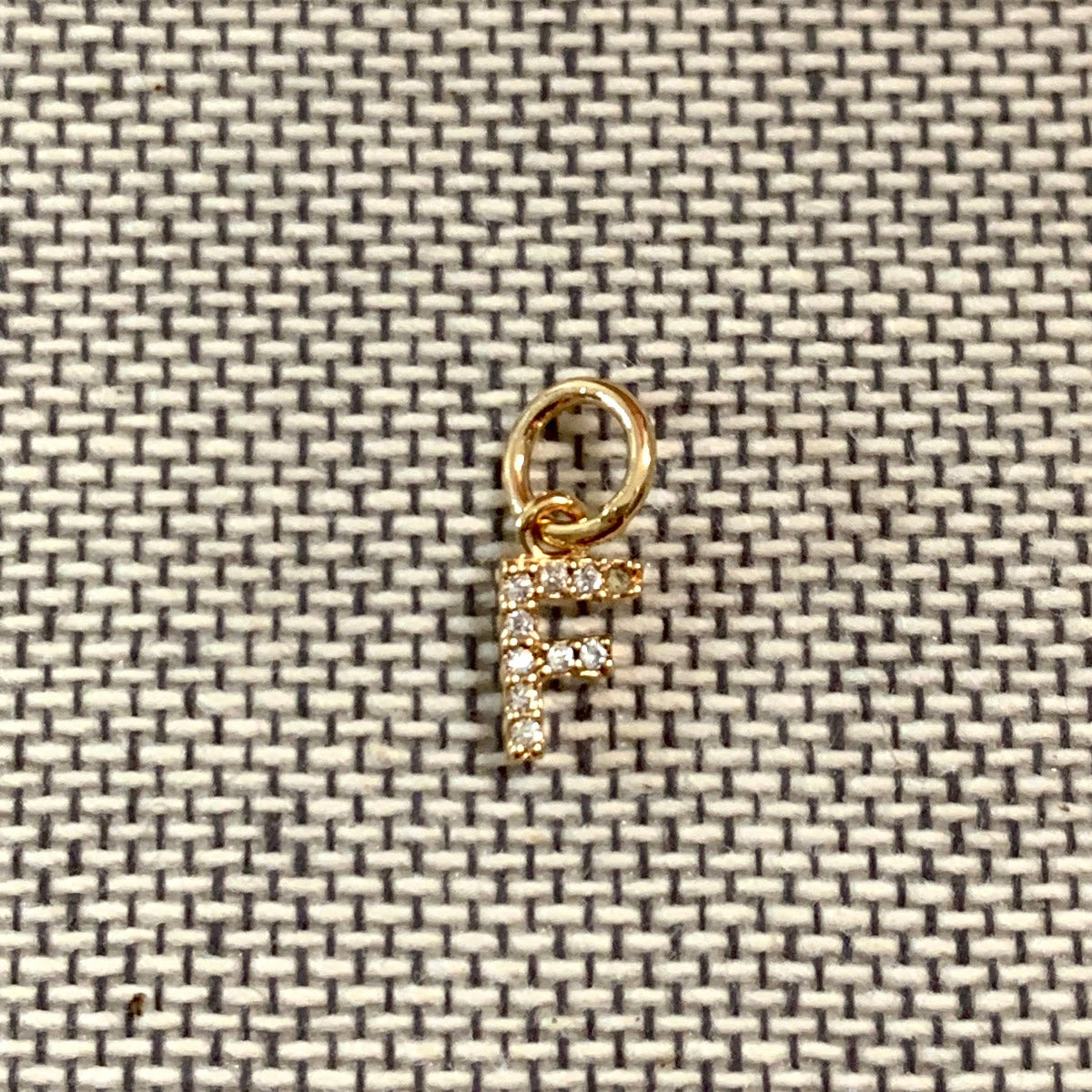 ANNA VON BERGMANN Buchstabenanhänger PETITE LETTRE aus 18 kt goldplattiertem Messing mit Zirkonia, Buchstabe F