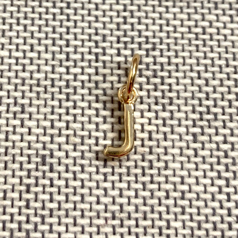 ANNA VON BERGMANN Buchstabenanhänger PETITE LETTRE aus 18 kt goldplattiertem Messing, Buchstabe J auf Stoff