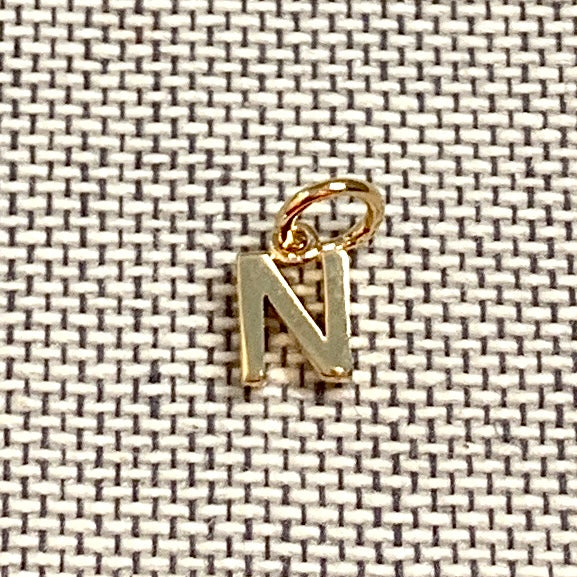 ANNA VON BERGMANN Buchstabenanhänger PETITE LETTRE aus 18 kt goldplattiertem Messing, Buchstabe N auf Stoff