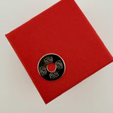 Anna von Bergmann Munich Love Anhänger mit vier gravierten Brezn-Motiven, 15 mm Durchmesser, 18 kt goldplattiertes Messing, in roter Geschenkbox