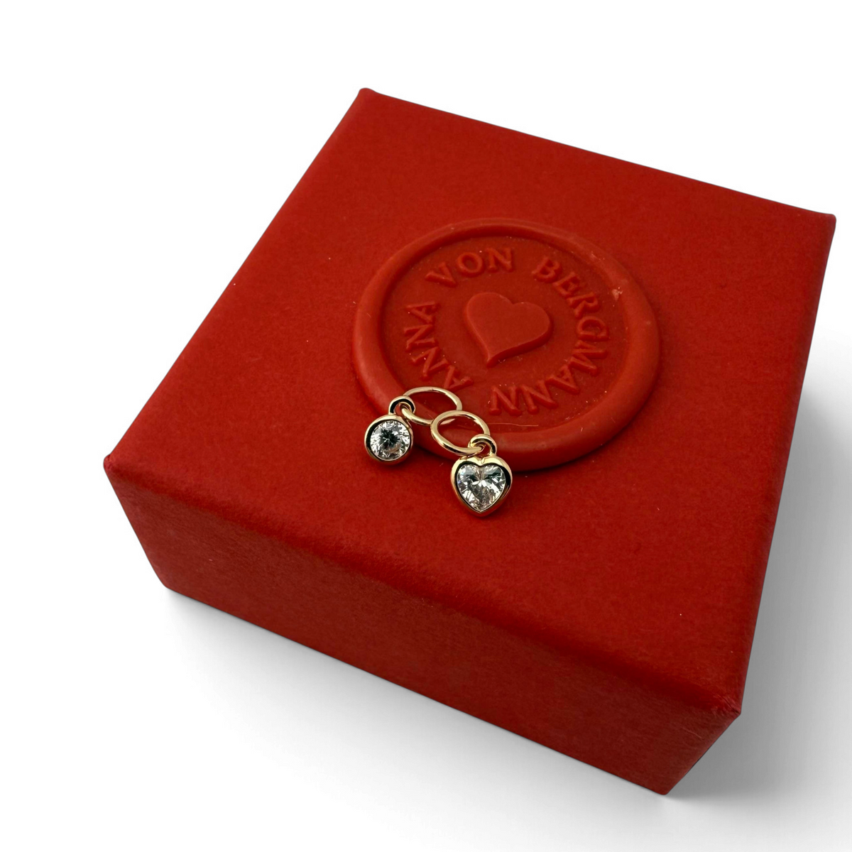 ANNA VON BERGMANN Anhänger Little Sparkling Heart und Round aus goldplattiertem Messing mit facettiertem Zirkonia