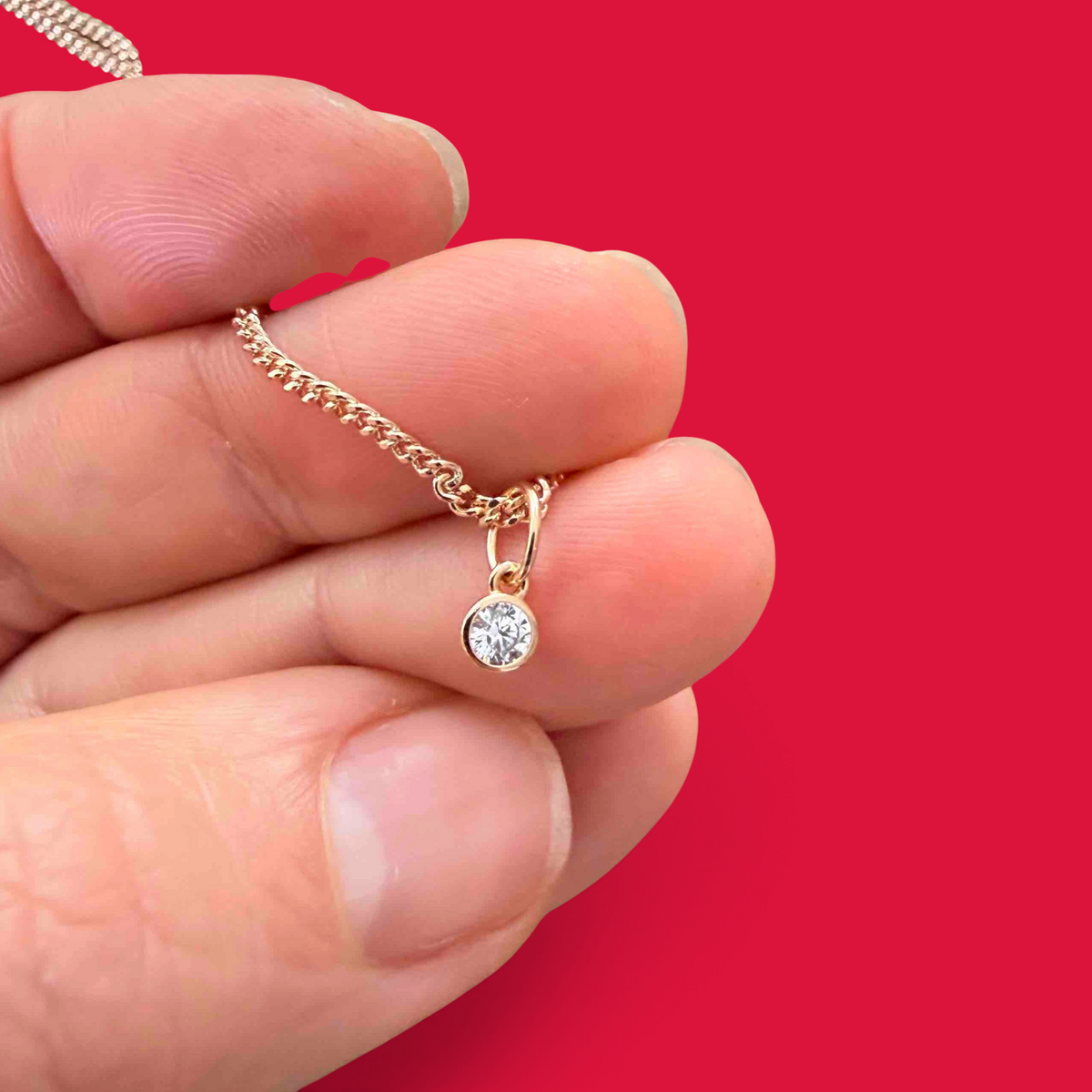 ANNA VON BERGMANN runder Zirkonia-Anhänger aus 18 kt goldplattiertem Messing an einer feinen Kette