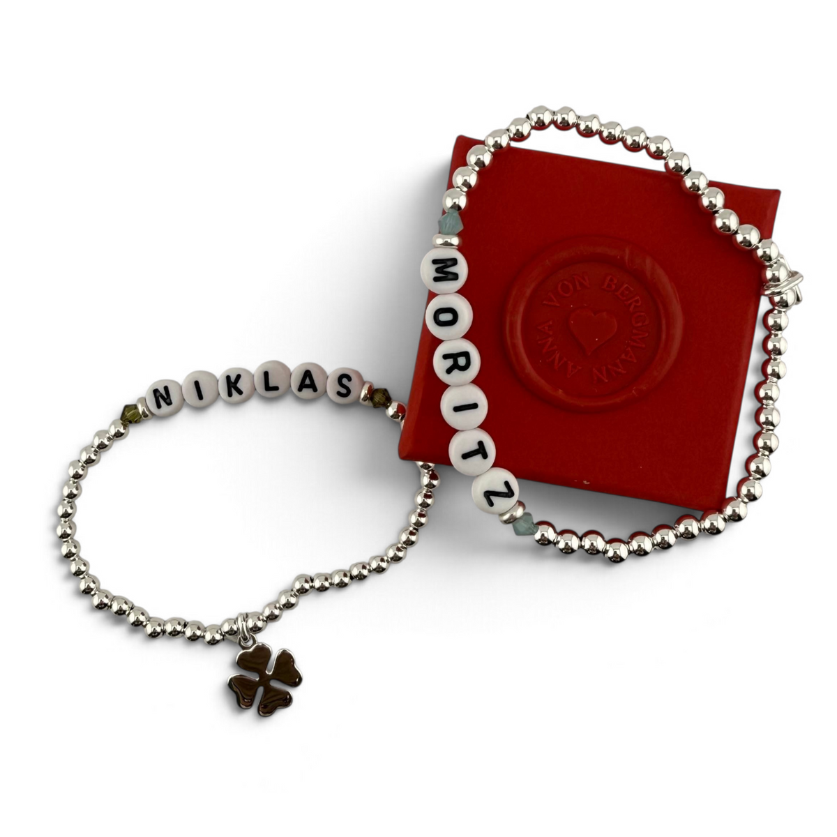 ANNA VON BERGMANN PUSCHEL Armbänder aus Sterlingsilber mit Buchstabenperlen, Swarovski-Kristallen und Kleeblatt-Anhänger