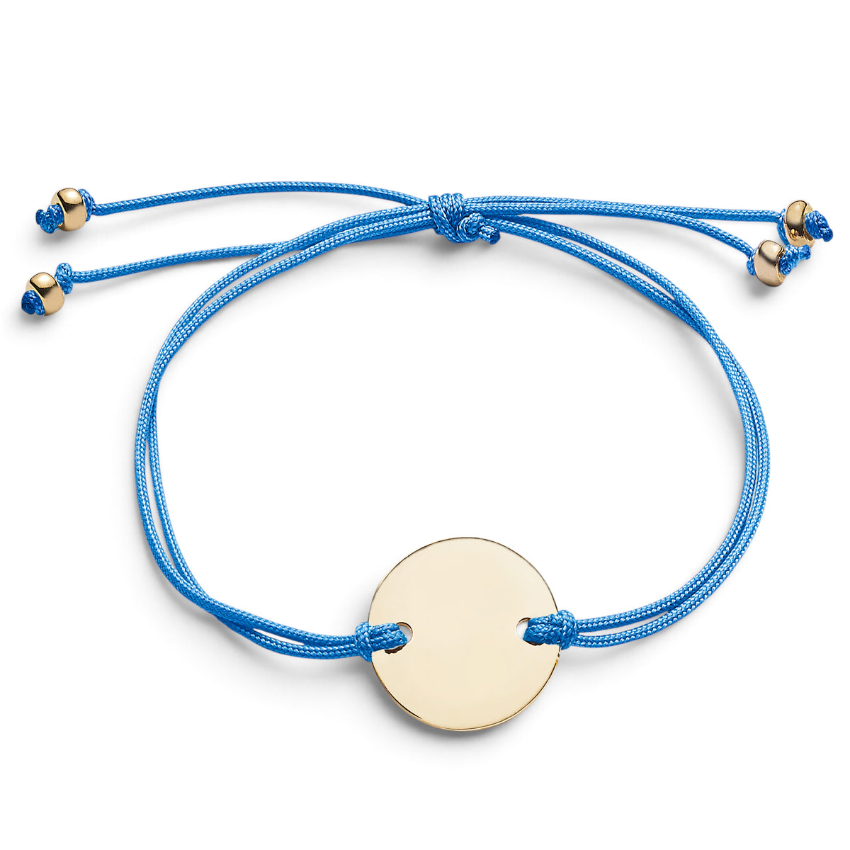 ANNA VON BERGMANN Armband mit blauer Nylonkordel und runder, goldplattierter Plakette auf weißem Hintergrund
