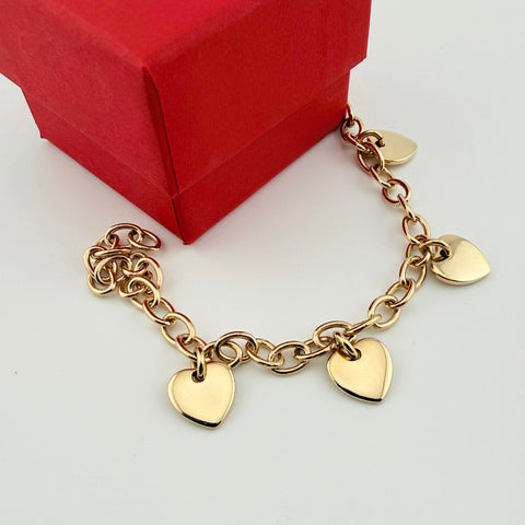 Goldenes Gravurarmband Verbundenheit Love mit vier Herzanhängern aus recyceltem Edelmetall auf roter Geschenkbox – Anna von Bergmann München