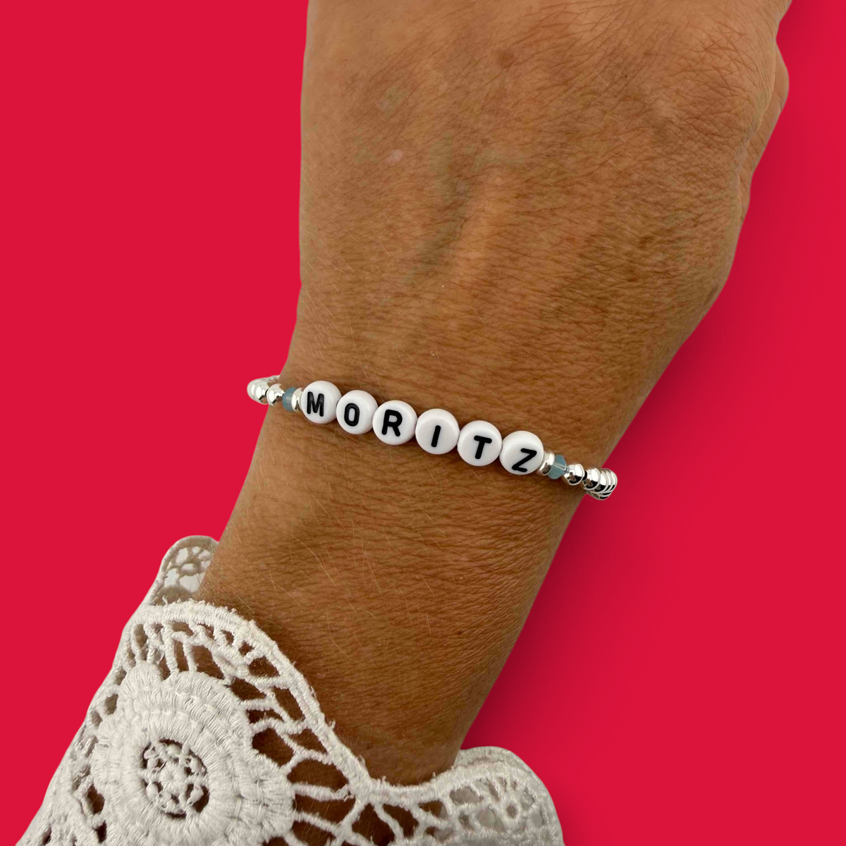 ANNA VON BERGMANN PUSCHEL Armband mit Buchstabenperlen aus Sterlingsilber und Swarovski-Kristallen am Handgelenk