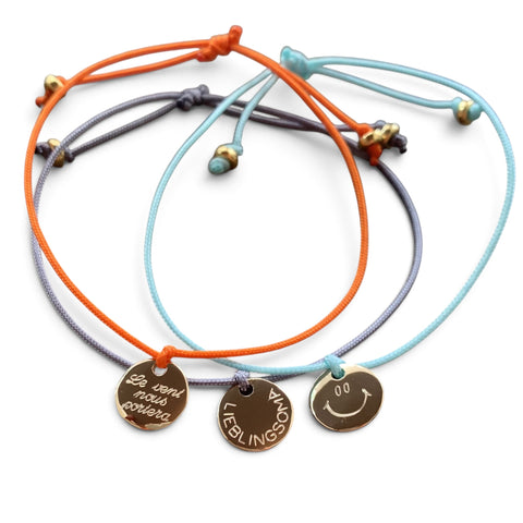 ANNA VON BERGMANN Armband Smarty mit gravierten Anhängern aus Sterlingsilber oder Messing an bunten Nylonkordeln
