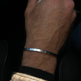 ANNA VON BERGMANN Armreif Bibi Men aus mattem 925er Sterlingsilber am Handgelenk eines Mannes
