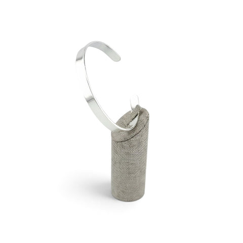 ANNA VON BERGMANN Armspange LOLO MAN aus Sterlingsilber mit 8 mm Breite auf einem Schmuckständer präsentiert