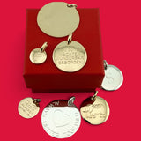 ANNA VON BERGMANN Coin Anhänger in verschiedenen Größen aus Sterlingsilber und goldplattiertem Messing mit Gravuren