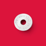 ANNA VON BERGMANN Donut Anhänger aus Sterlingsilber mit individueller Gravur auf rotem Hintergrund