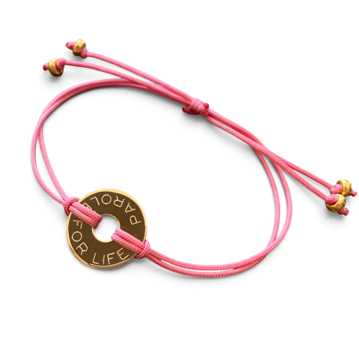 ANNA VON BERGMANN Donut Small Armband mit goldplattierter runder Plakette und pinker Nylonkordel