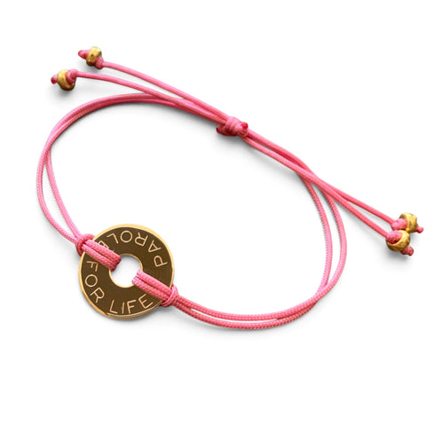 ANNA VON BERGMANN Donut Small Armband mit goldplattierter runder Plakette und pinker Nylonkordel