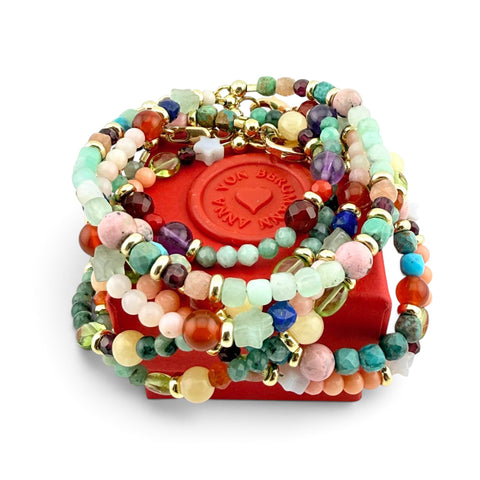 ANNA VON BERGMANN Little Poem Armbänder aus bunten Edelsteinen mit vergoldeten Sterlingsilber-Elementen auf roter Box