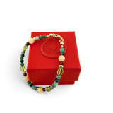 ANNA VON BERGMANN Little Poem Armband aus goldplattiertem Sterlingsilber mit bunten Edelsteinperlen auf roter Box